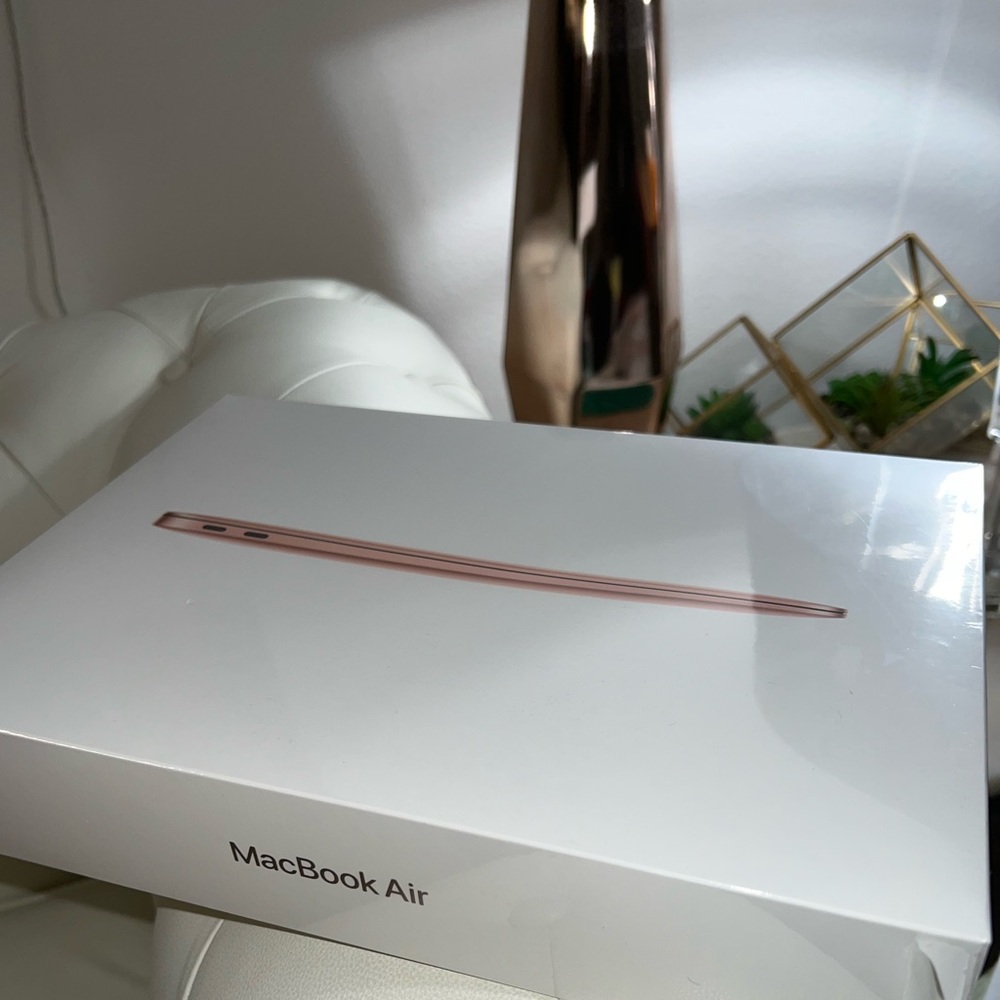 BNIB Apple MacBook Air 13.3 inch Laptop Rose Gold M1 Chip, 8GB RAM 256GB storage